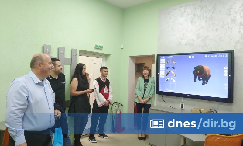 Снимка: МОН Двамата са обучили и учител, който да преподава