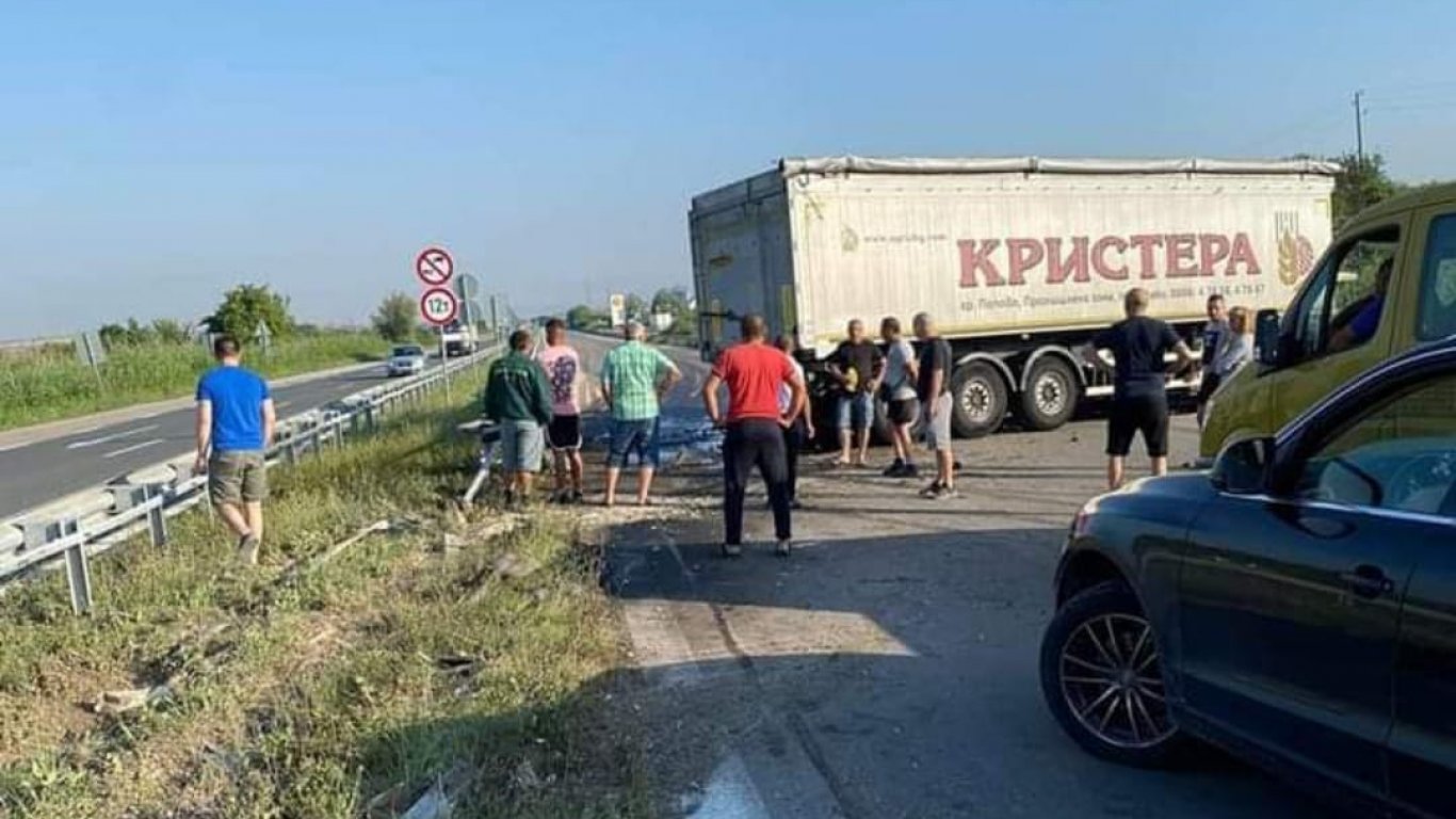 Камион се завъртя на магистрала "Хемус и блокира движението за часове