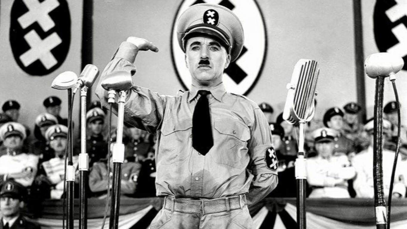 Чарли Чаплин като еврейски бръснар и европейски диктатор - гледайте пак "Великият диктатор"