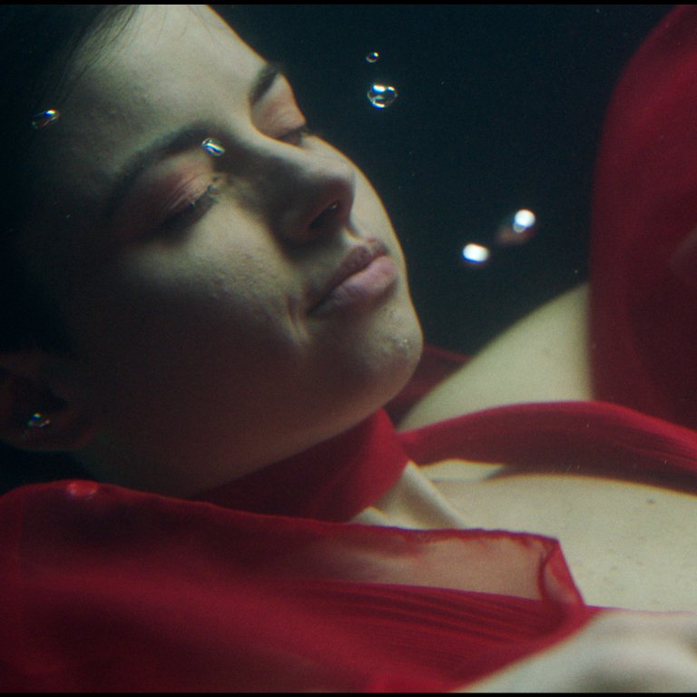 5 часа под вода с лице нагоре и усмивка: Стрийт сензацията Виолина Доцева за новата песен "Ще"