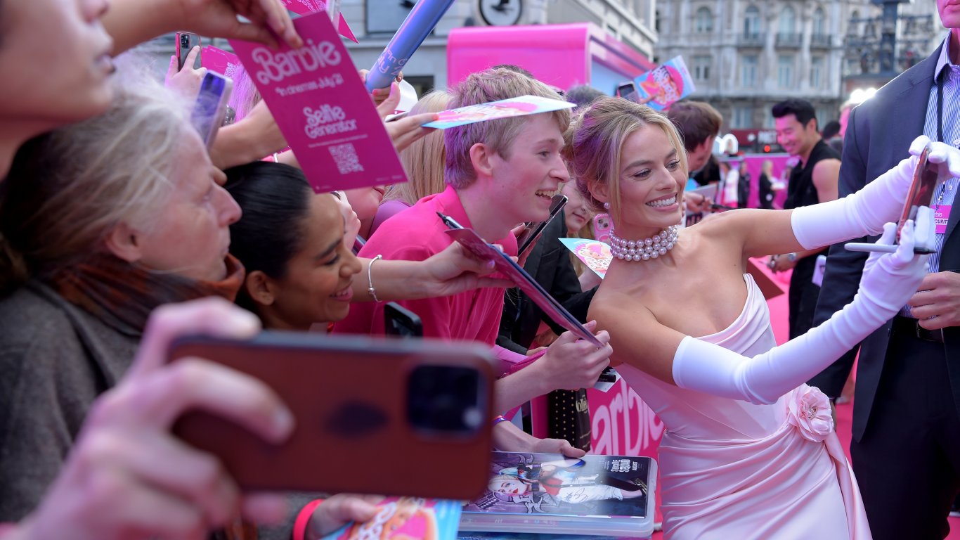 "Барби" превзе Лондон: Вижте супер стилните визии от премиерата