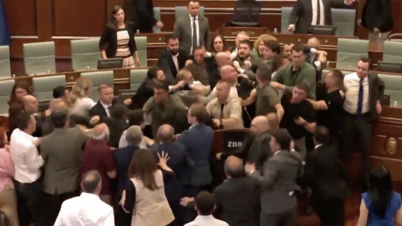 Бой между депутати в косовския парламент, след като заляха премиера с вода (видео)