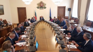 Правителството бе избрано от Народното събрание на 6 юни Един месец