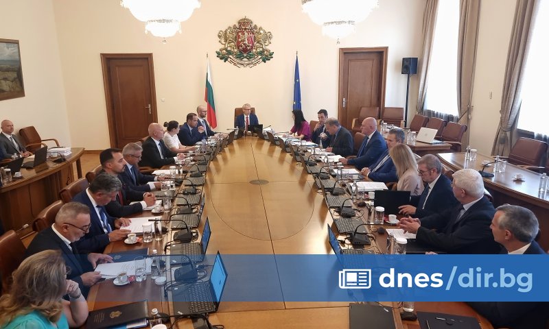 Правителството бе избрано от Народното събрание на 6 юни.
Един месец