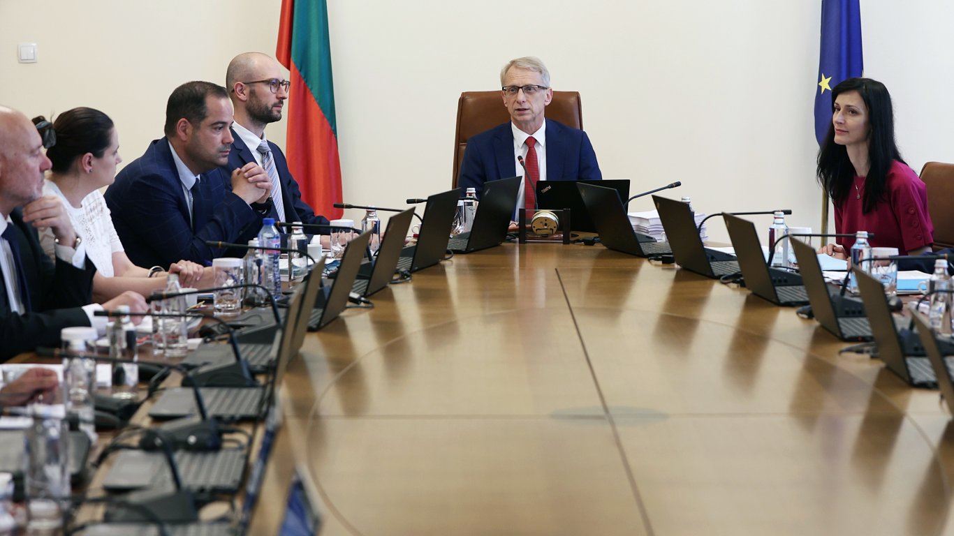 Кабинетът "Денков" назначи първите нови шестима областни управители