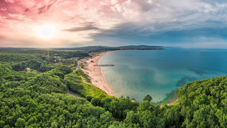 Русалка, морски врани и подводен параклис изненадват в Приморско