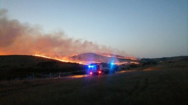 Голям пожар гори край Бургас, стихията се насочва към кв. Банево (видео)