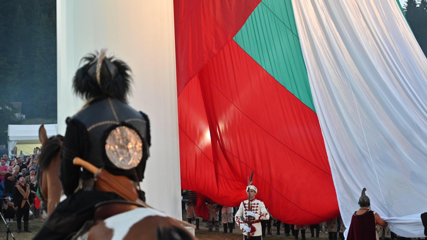 Издигнаха българското знаме на Рожен (снимки/видео)