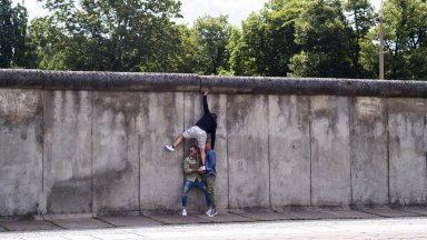 Опразниха 27 блока и обезвредиха 500 кг бомба от ВСВ, открита на тенис корт в Берлин  