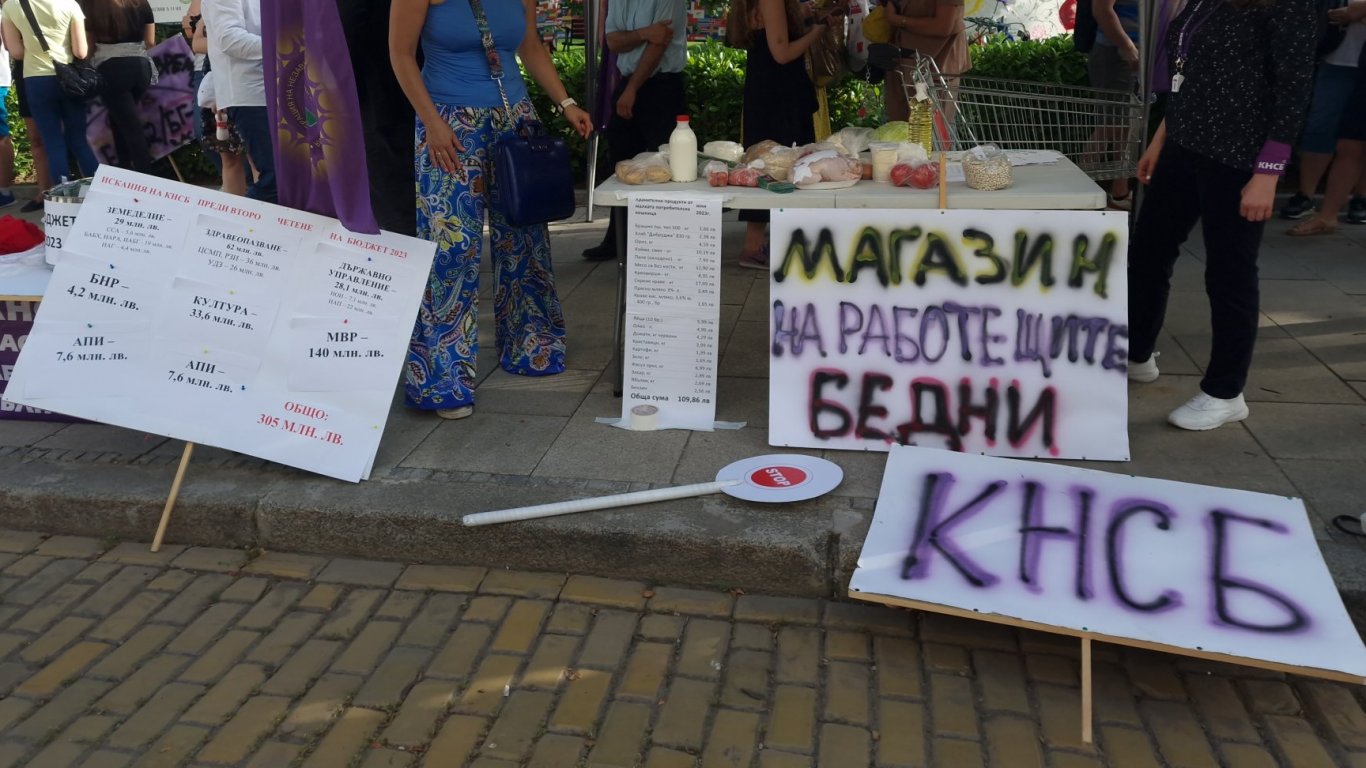 Трети ден на протести пред НС: Канят депутатите в "Магазин на работещите бедни"