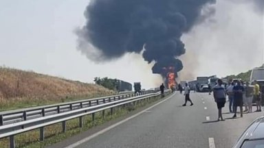 Там в петък се самозапали камион превозващ лепило за обувки