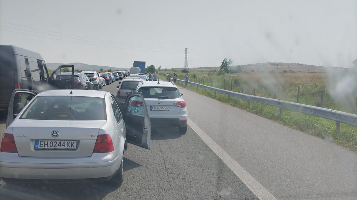 Три дни в една лента или обход: това са опциите за 270-и км на АМ „Тракия" в посока Бургас