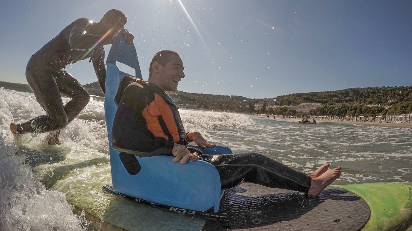 Деца със специални нужди стават сърфисти, благодарение на сърф училище Акаша