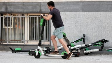 Движението с индивидуално електрическо превозно средство в паркове градини площади