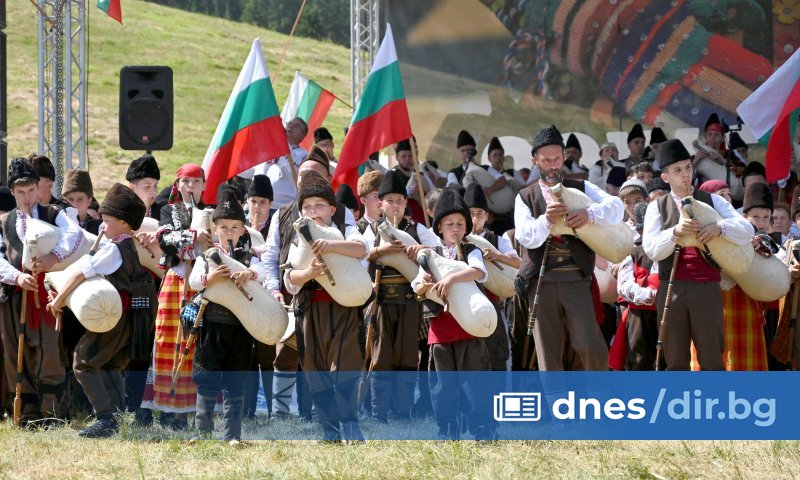 Над 7000 изпълнители от всички фолклорни области на страната участват