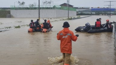 Свлачища предизвиката евакуация по места Снимка AP БТА Отменени бяха полети