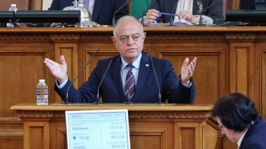 Пред БНР Атанасов подчерта че мнозинството в парламента твърдо застава