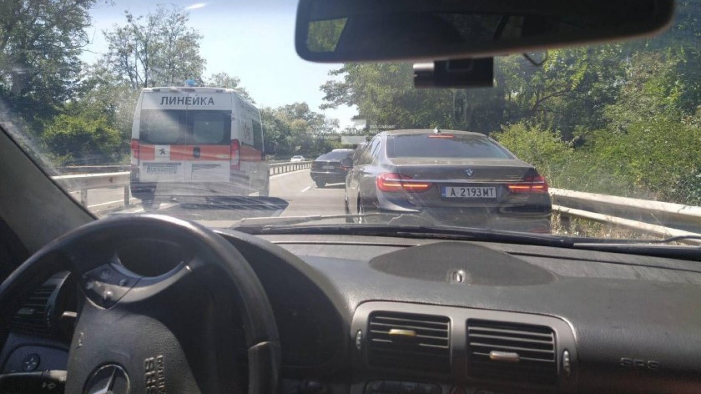 Верижна катастрофа блокира пътя Созопол-Бургас, две жени са в болница