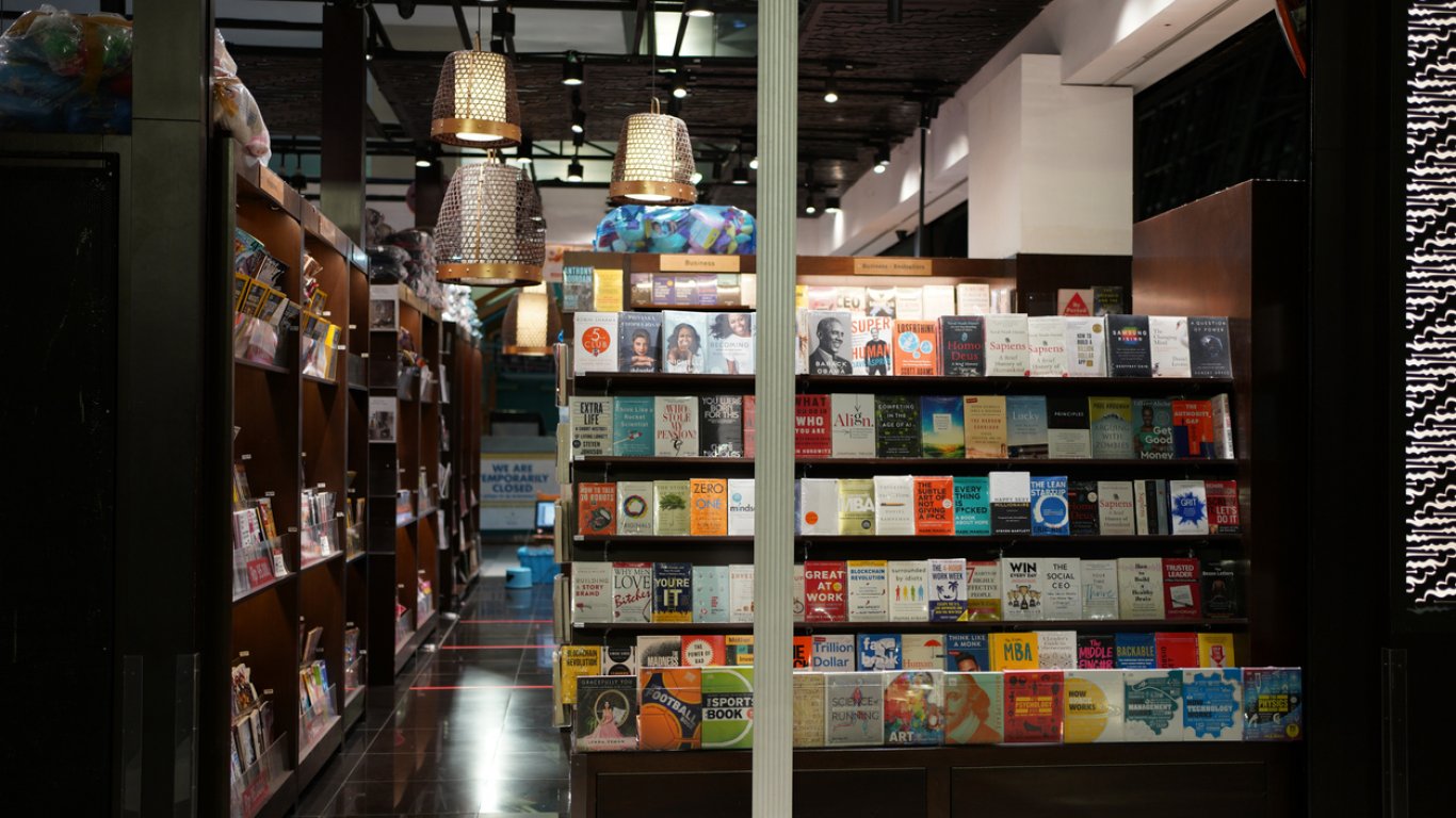 Наложиха рекордна глоба на книжарница в Унгария заради книга с ЛГБТИ тематика