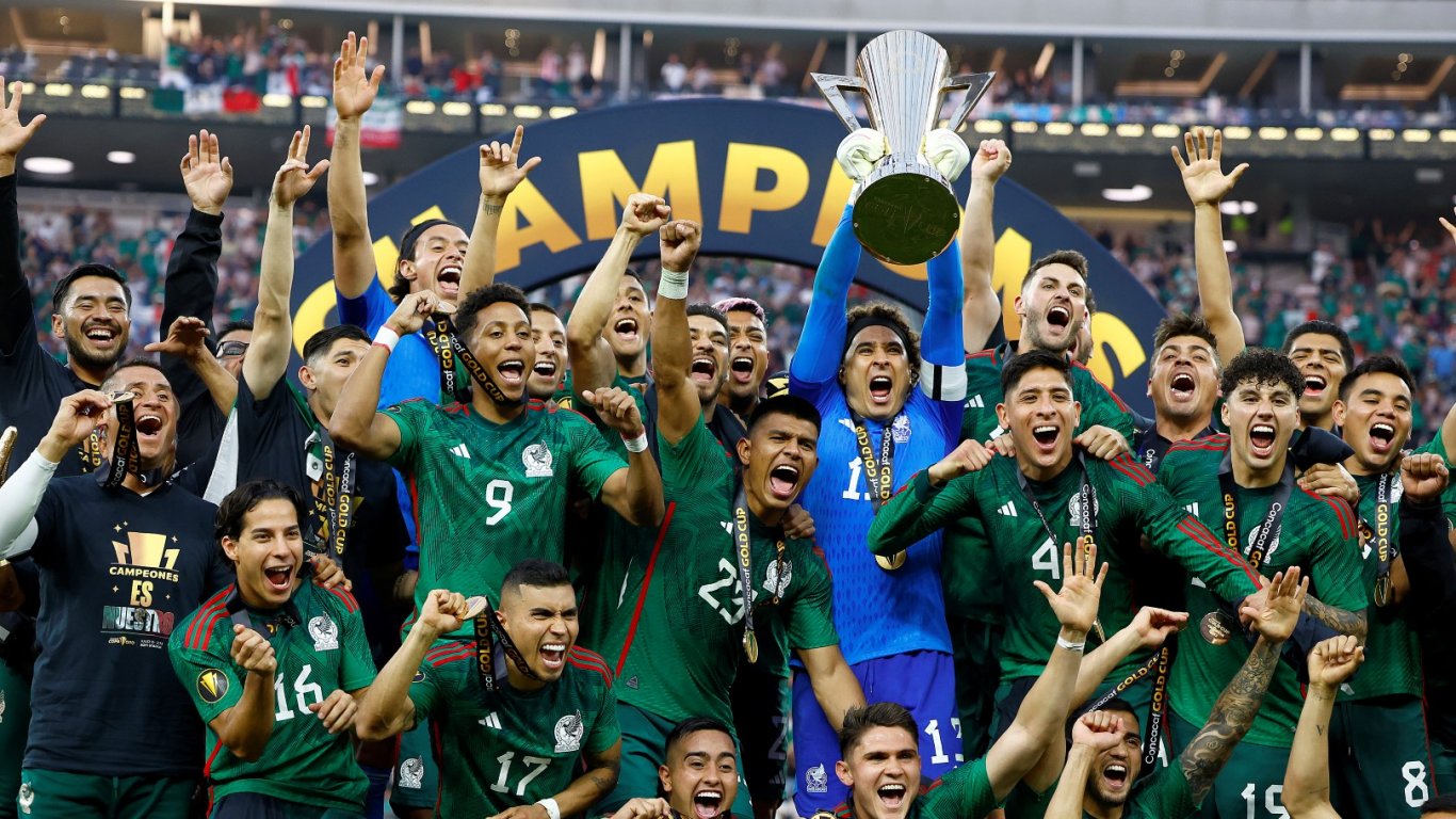 Море от мексиканци в Ел Ей изстрада триумф на финала за "Голд Къп" с късен гол