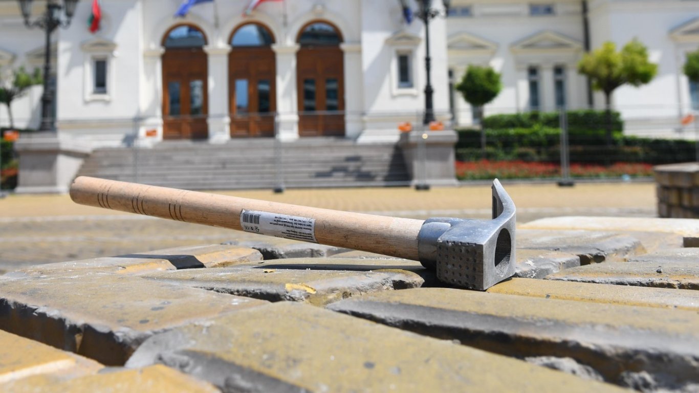 Съд потвърди глоба от 100 000 лева за увреждане на жълтите павета в София