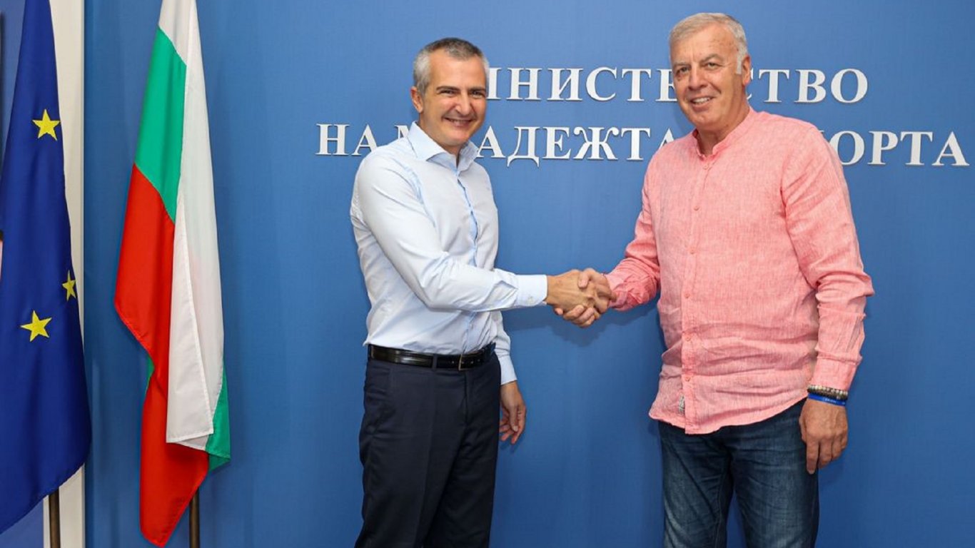 Министърът на спорта се срещна с Наско Сираков
