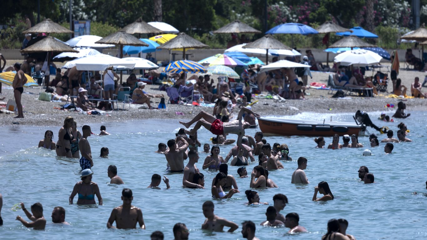Без деца на плажа в Гърция от 12 до 17 часа