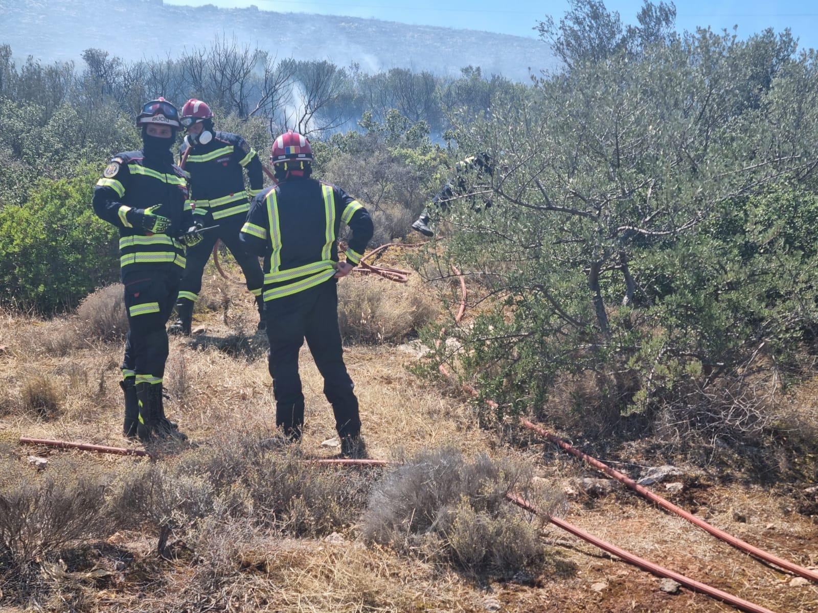 Румънски пожарникари бяха изпратени в Гърция, за да помогнат на колегите си в борбата с пожара в района на Куварас, където гори суха растителност 