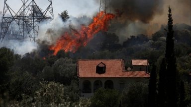 Голям пожар избухна в Югоизточна Атика, евакуират няколко населени места