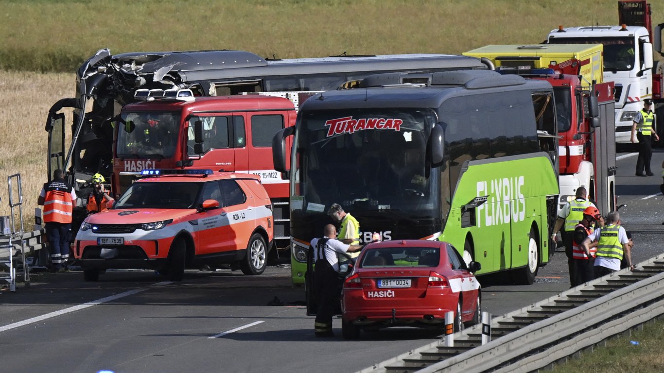 Два автобуса се удариха на главна магистрала в Чехия, има жертва и десетки ранени