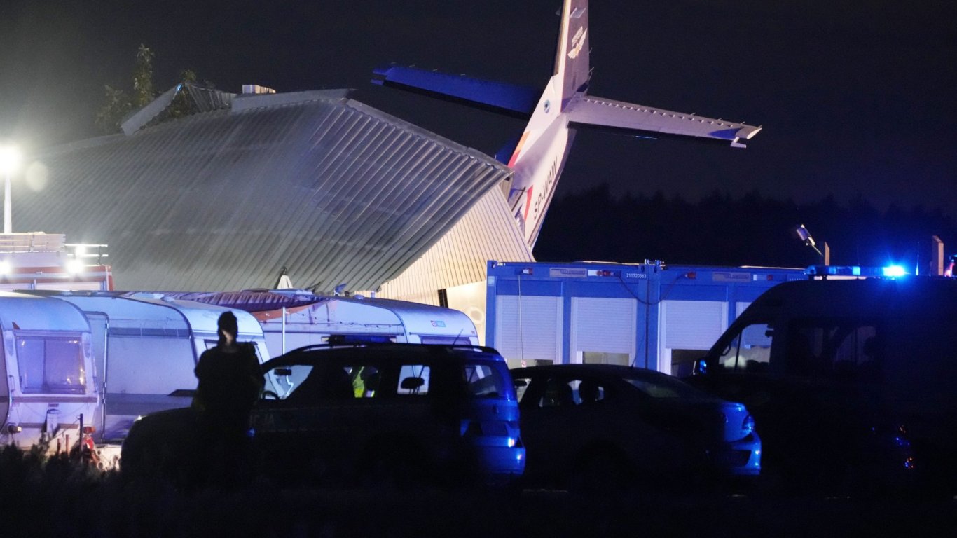 Петима души загинаха, след като малък самолет се разби в хангар в Полша