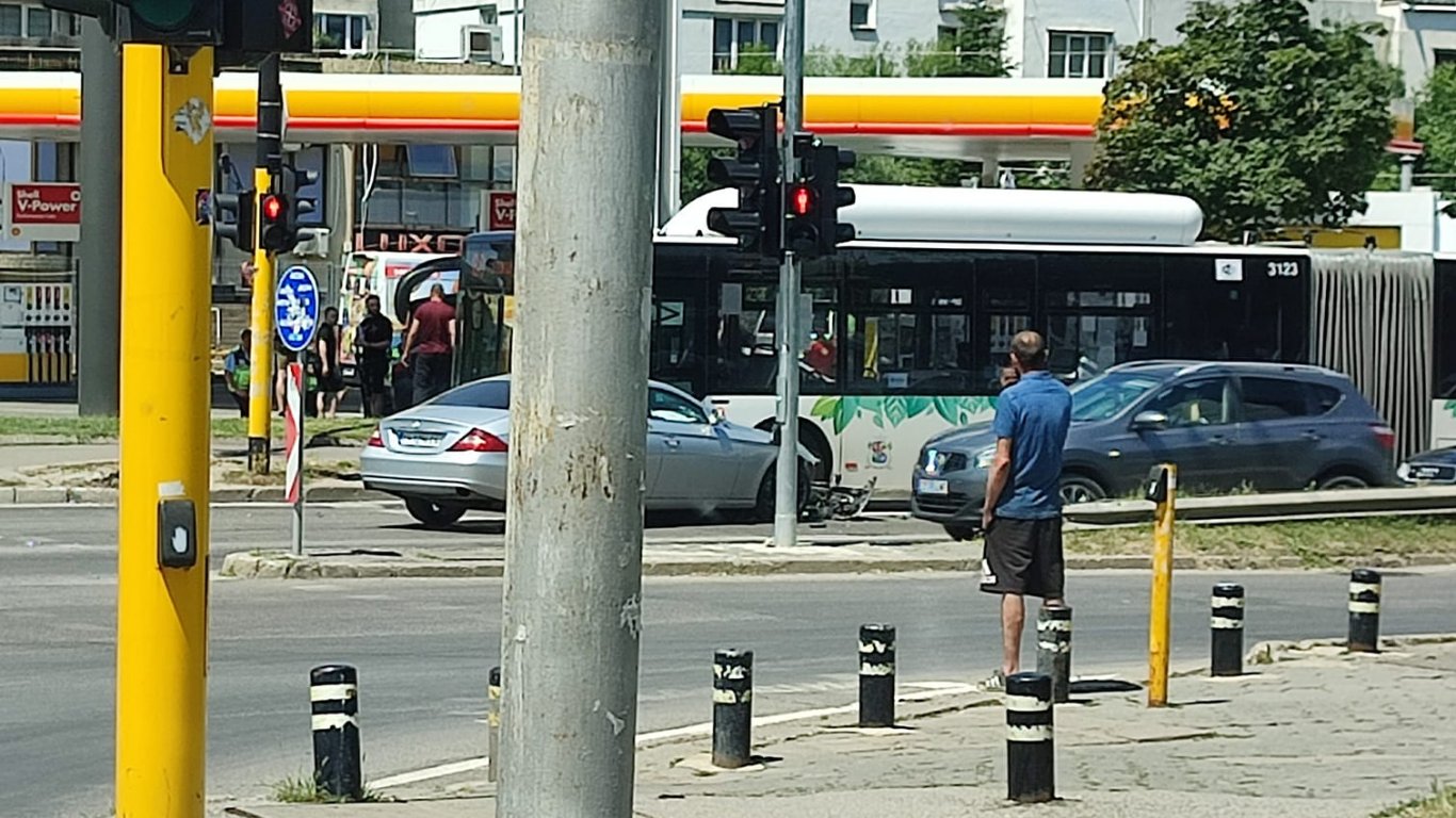 Катастрофа с три коли и автобус на светофар в София (снимки)