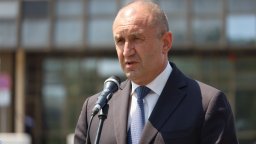 Радев: Темата Украйна се експлоатира от управляващите като спасителен пояс