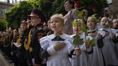 Цитирайки четирима души запознати с разговорите вестникът пише че дискусиите