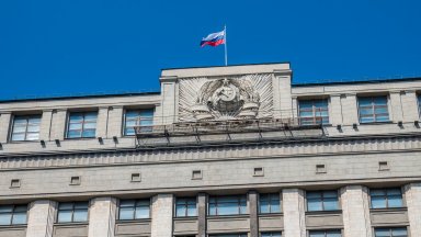 Известно време след началото на заседанието навън започна да вали