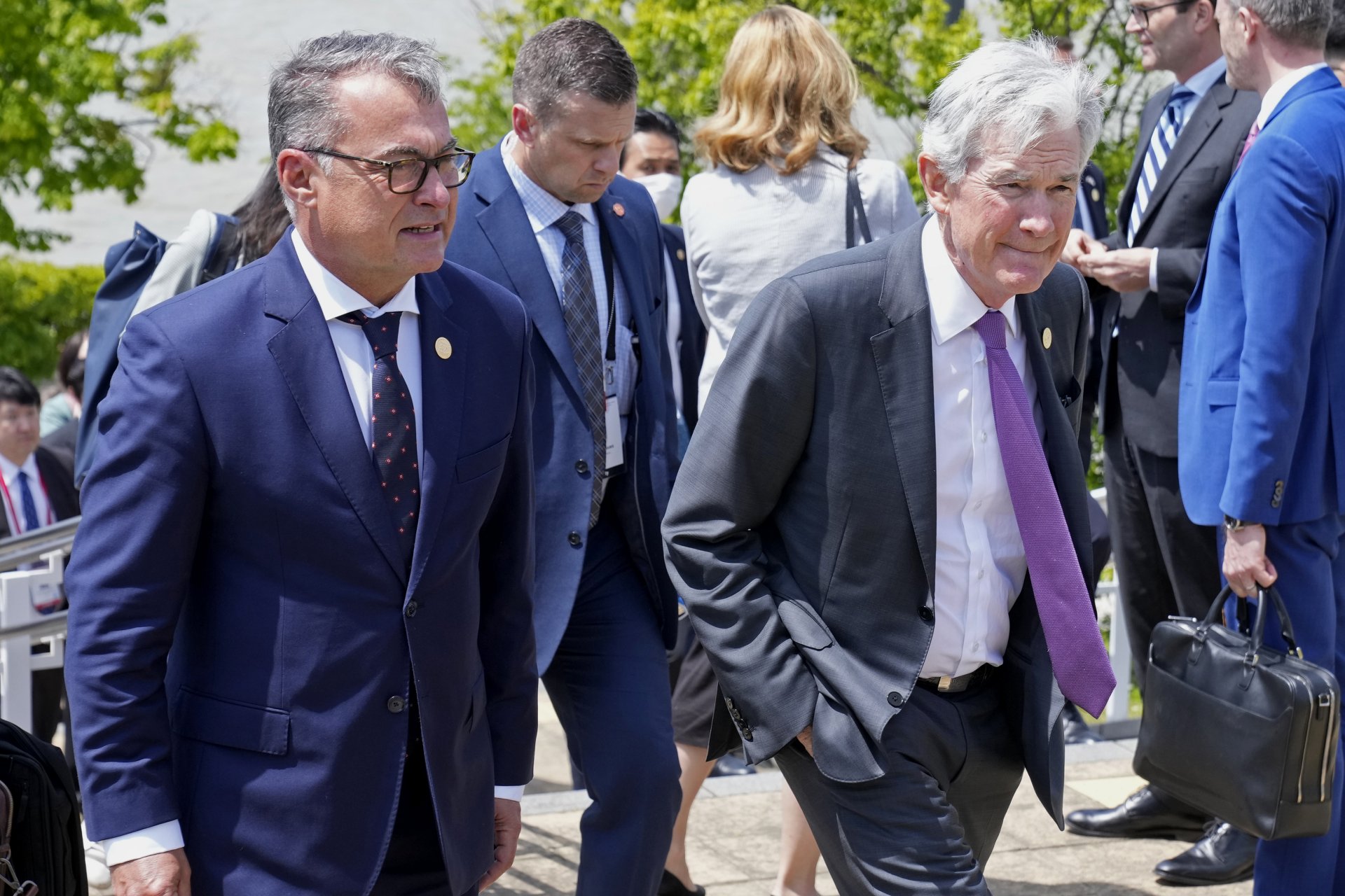 Управителят на германската централна банка Бундесбанк (Bundesbank) Йоахим Нагел (вляво) и президентът на Федералния резерв на САЩ Джером Пауъл по време на срещата на финансовите министри на Г-7 през месец май