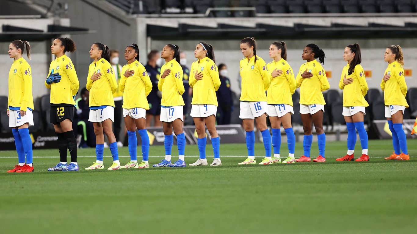 Влюбени във футбола: В Бразилия промениха работното време заради женския Мондиал
