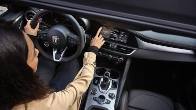 Клиентите на Alfa Romeo не искат гигантски екрани