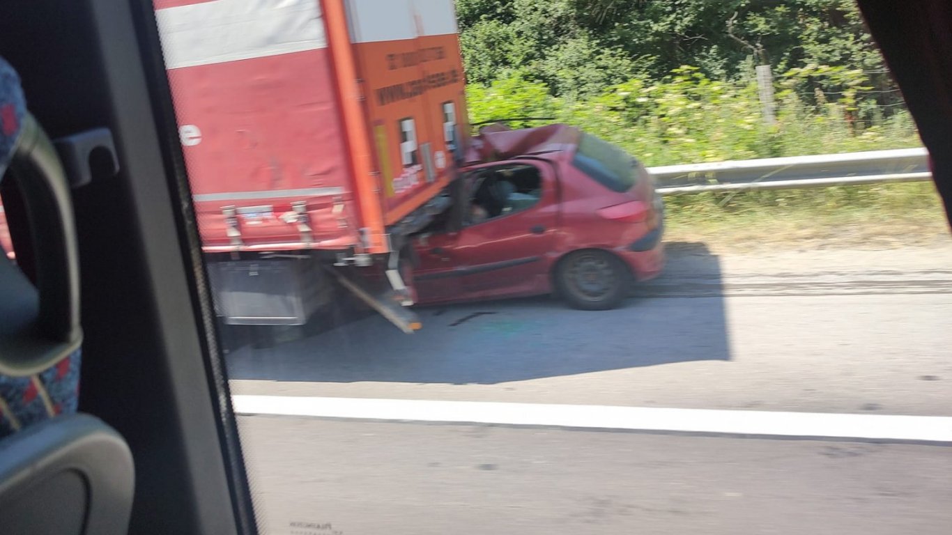 Кола се заби в движещ се ТИР на АМ "Хемус", шофьорът й загина (снимки)