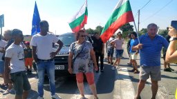 Протестиращи блокираха пътя Карнобат-Шумен: Не става дори за ходене пеша (снимки)