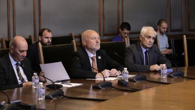 Предложението е за предоставяне на бронирана транспортна техника с наличното