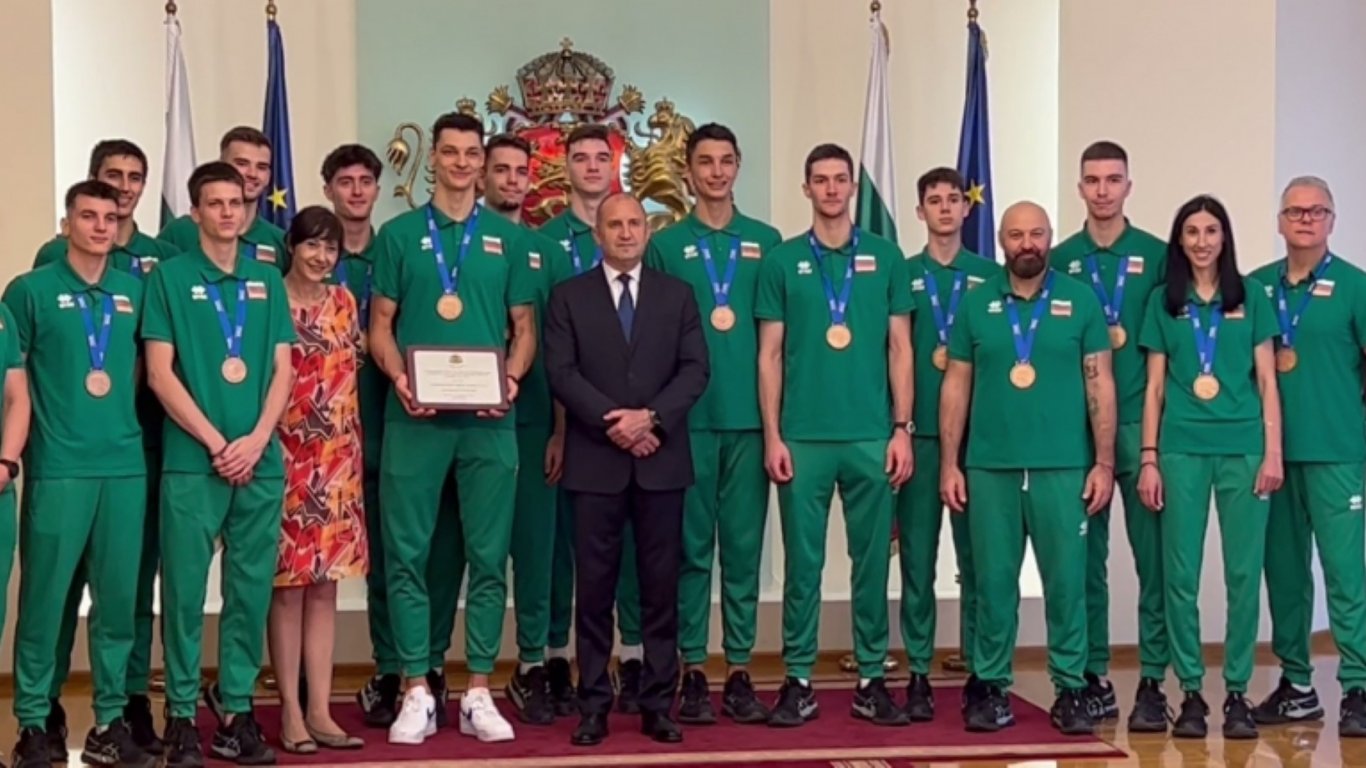 Президентът прие и награди третите в света волейболисти