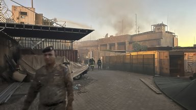 Протестиращи щурмуваха и запалиха шведското посолство в Багдад (видео)