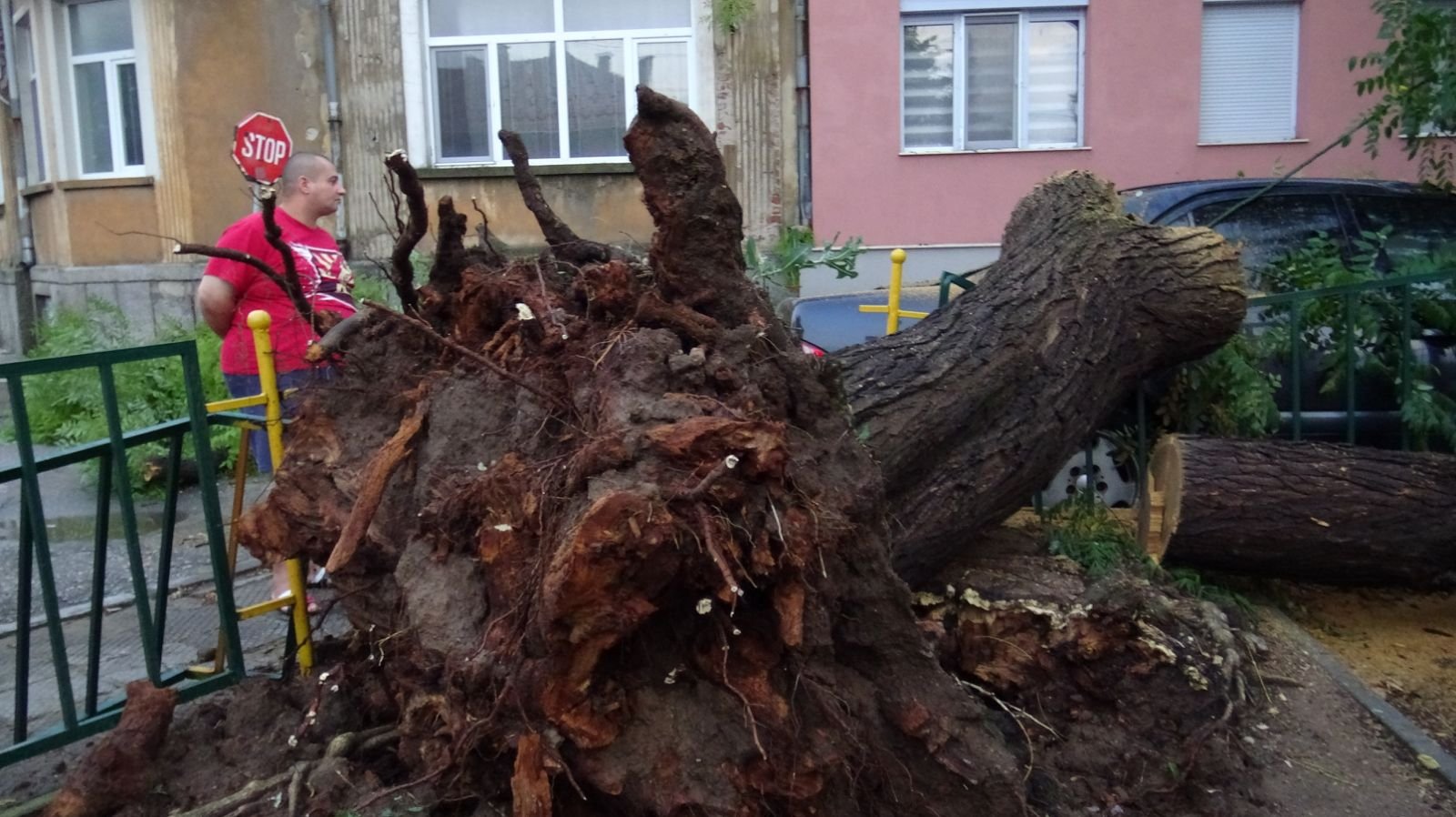 Силни гръмотевични бури вилняха на Западните Балкани и у нас снощи (снимка от пораженията в Харманли преди ден)