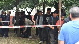 40 мигранти са открити в бус до хотел в София (снимки)