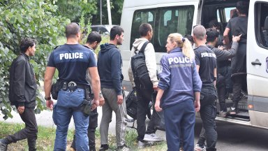 ЕК: Държавите в ЕС задължително да връщат мигранти, които заплашват сигурността