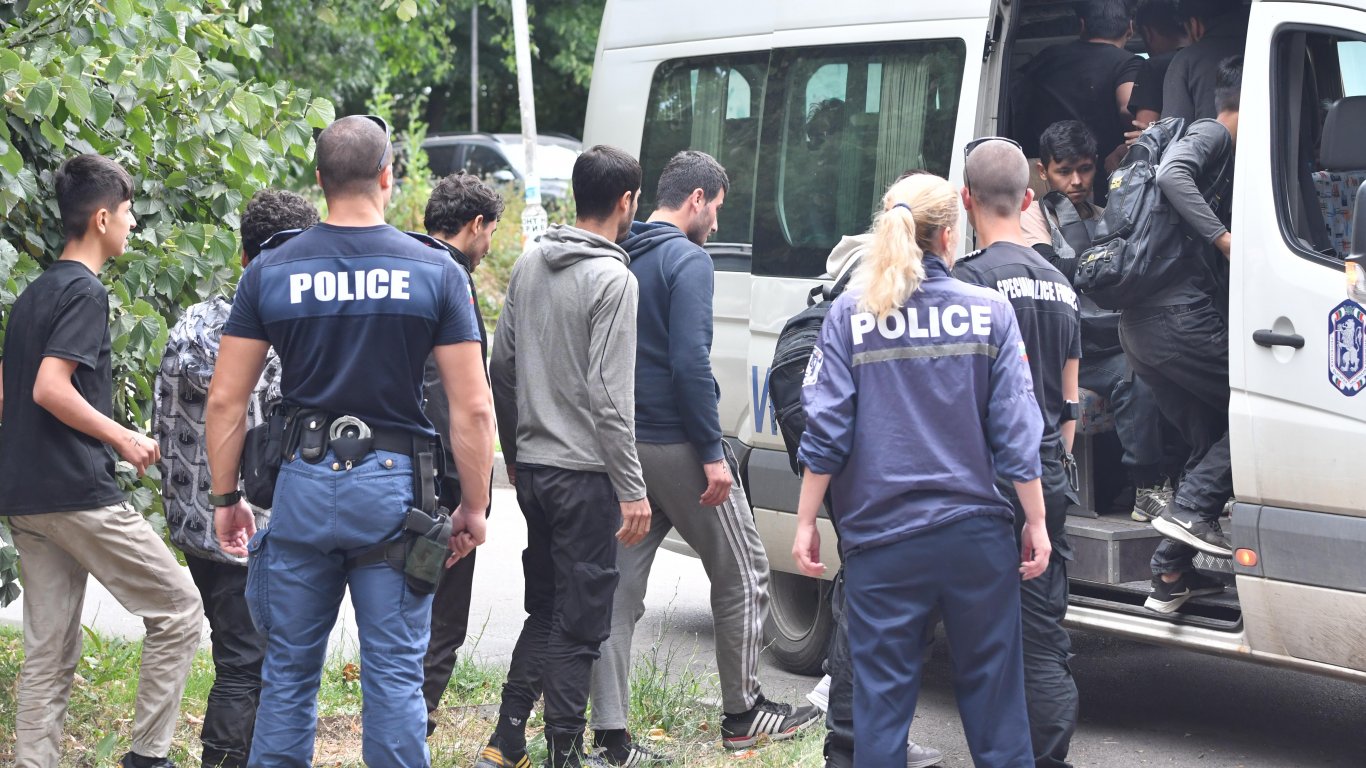 Над 50 нелегални мигранти бяха заловени в два товарни буса край Враца