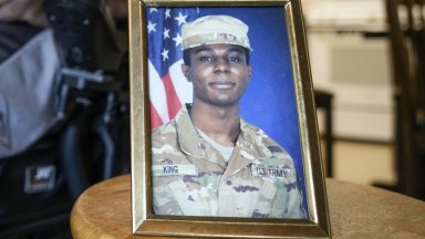 Редник Кинг прекоси демилитаризираната зона разделяща Северна и Южна Корея