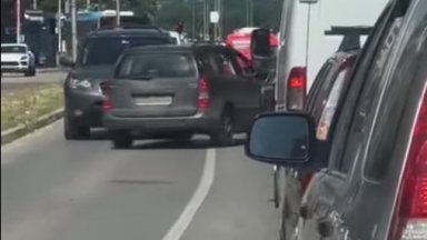 За поведението му сигнализираха очевидци в социалната мрежа Фейсбук От кадрите