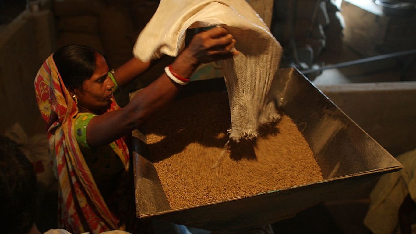 Цените на ориза скочиха рекордно, след като Индия ограничи износа
